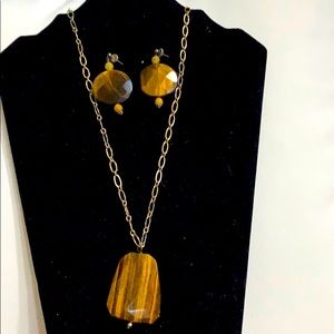 - Beautiful Necklace & Earrings Set
